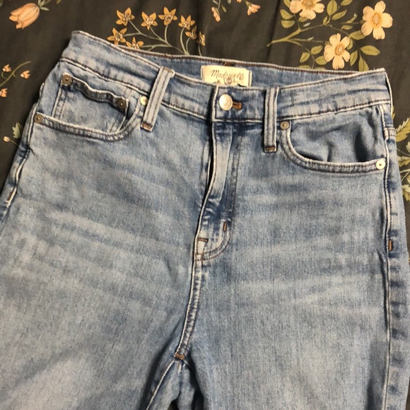 The High-Rise Slim Crop Boyjean in Medium Wash Ripped Knee Raw Hem Straight Leg - Picture 8 of 16